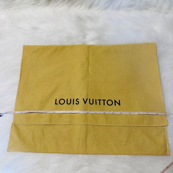 🛑SOLD🛑
Authentic 2 pieces of 14x18 inch Louis Vuitton dust bag - Picture 4 of 5